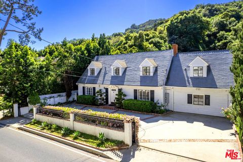 2427 Benedict Canyon Drive, Beverly Hills, CA 90210 - MLS#: 24380349