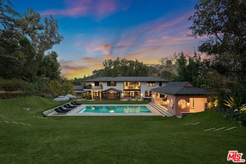16001 Woodvale Road Encino CA 91436