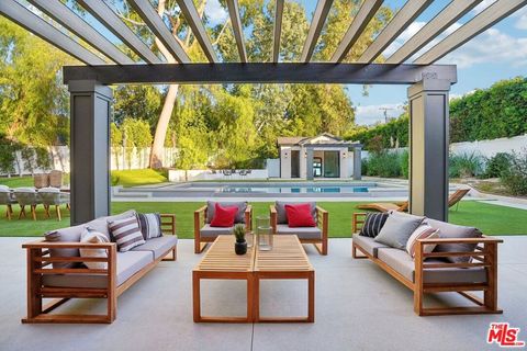 5124 Calvin Avenue Tarzana CA 91356