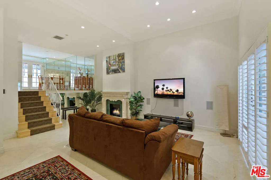 West Hollywood, California 90069, United States, 2 Bedrooms Bedrooms, ,3 BathroomsBathrooms,Residential,Active,88587