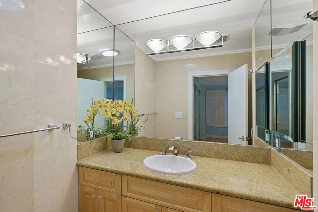 West Hollywood, California 90069, United States, 2 Bedrooms Bedrooms, ,3 BathroomsBathrooms,Residential,Active,88587