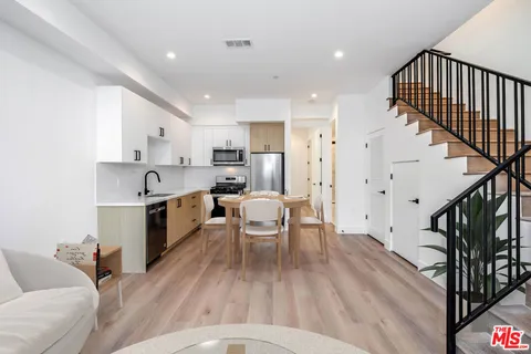 MLS: 25501959