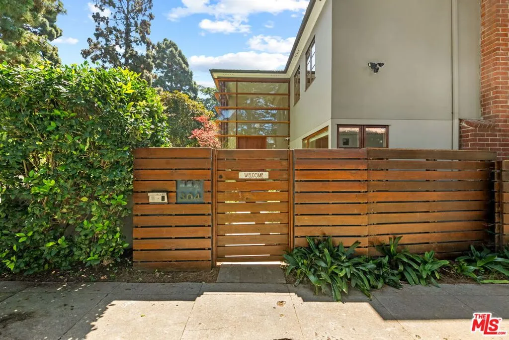 Santa Monica, California 90402, United States, 6 Bedrooms Bedrooms, ,4 BathroomsBathrooms,Residential,Active,127371