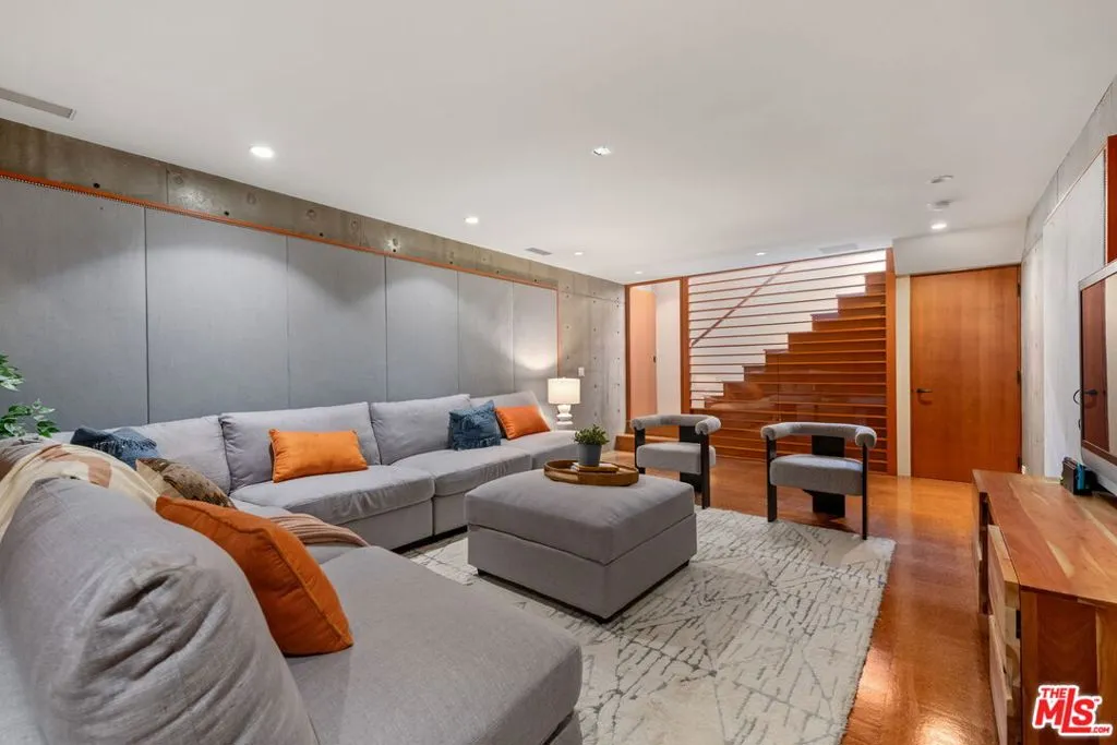 Santa Monica, California 90402, United States, 6 Bedrooms Bedrooms, ,4 BathroomsBathrooms,Residential,Active,127371