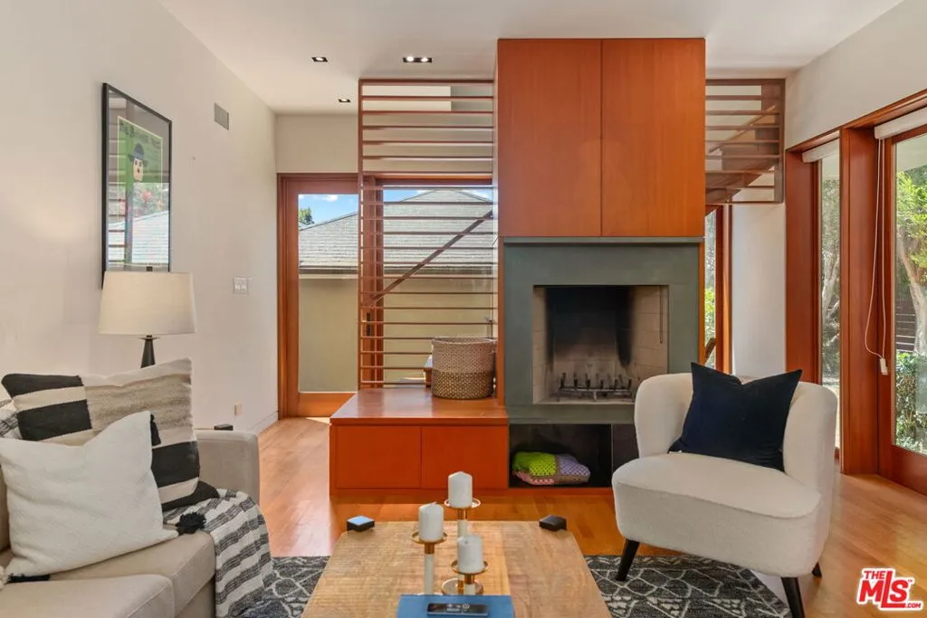 Santa Monica, California 90402, United States, 6 Bedrooms Bedrooms, ,4 BathroomsBathrooms,Residential,Active,127371