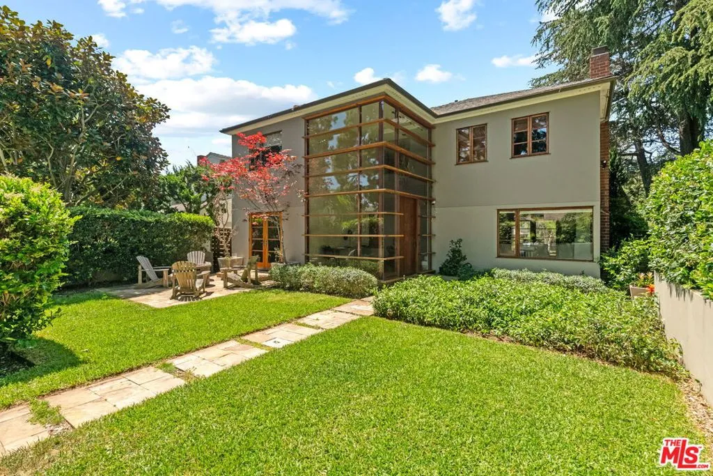 Santa Monica, California 90402, United States, 6 Bedrooms Bedrooms, ,4 BathroomsBathrooms,Residential,Active,127371