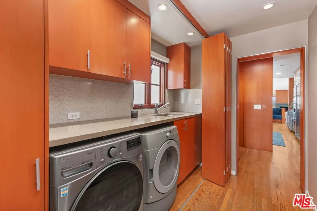 Santa Monica, California 90402, United States, 6 Bedrooms Bedrooms, ,4 BathroomsBathrooms,Residential,Active,127371