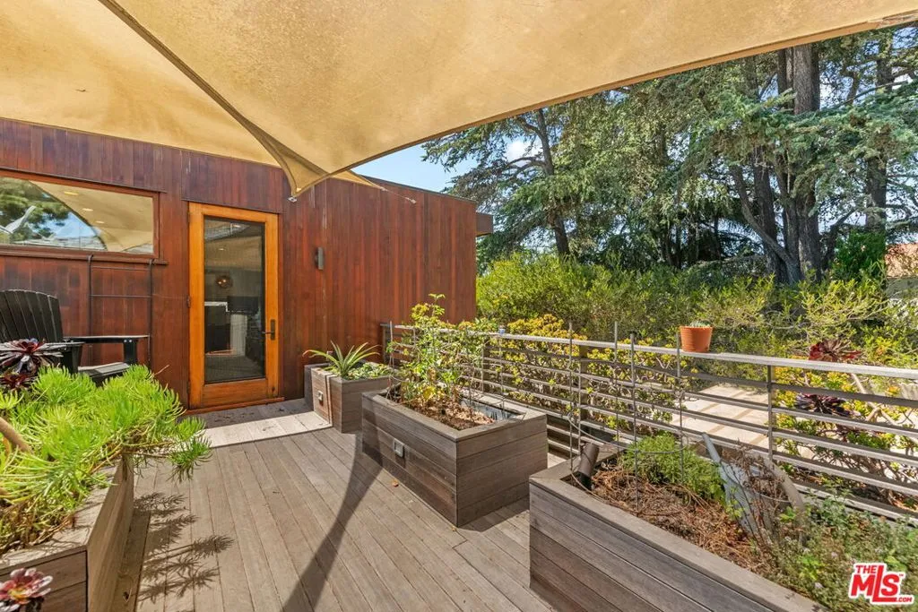 Santa Monica, California 90402, United States, 6 Bedrooms Bedrooms, ,4 BathroomsBathrooms,Residential,Active,127371