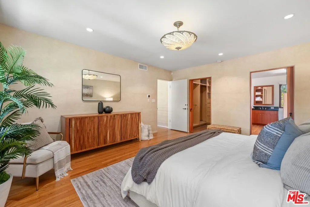 Santa Monica, California 90402, United States, 6 Bedrooms Bedrooms, ,4 BathroomsBathrooms,Residential,Active,127371