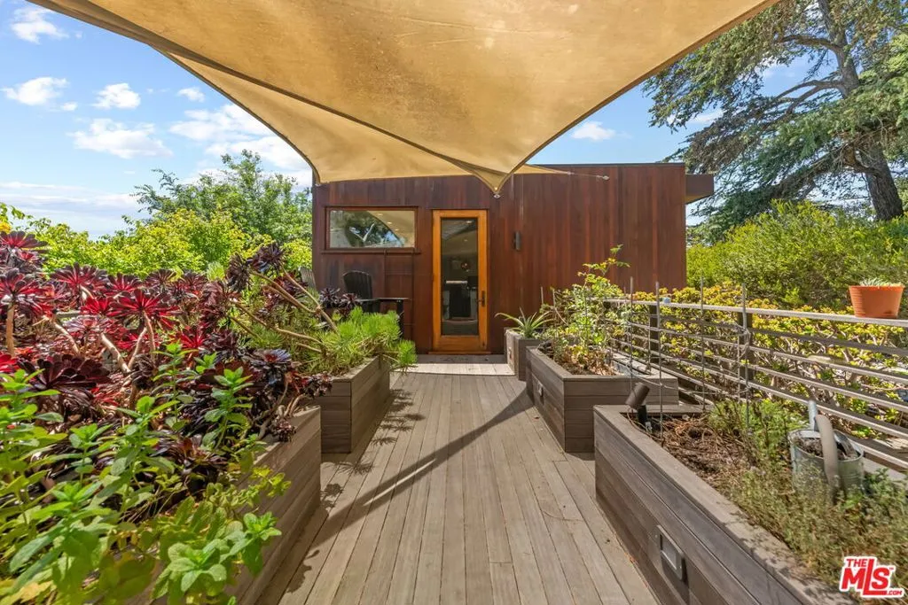 Santa Monica, California 90402, United States, 6 Bedrooms Bedrooms, ,4 BathroomsBathrooms,Residential,Active,127371