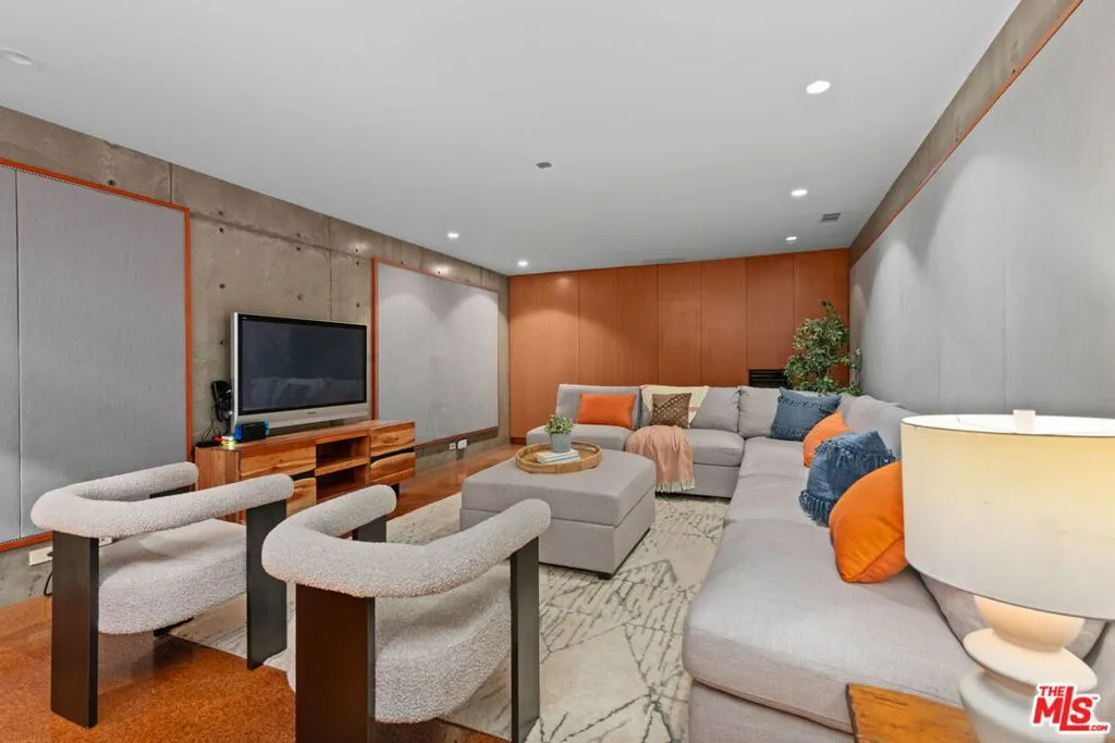 Santa Monica, California 90402, United States, 6 Bedrooms Bedrooms, ,4 BathroomsBathrooms,Residential,Active,127371