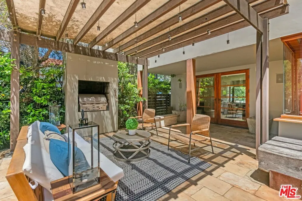 Santa Monica, California 90402, United States, 6 Bedrooms Bedrooms, ,4 BathroomsBathrooms,Residential,Active,127371