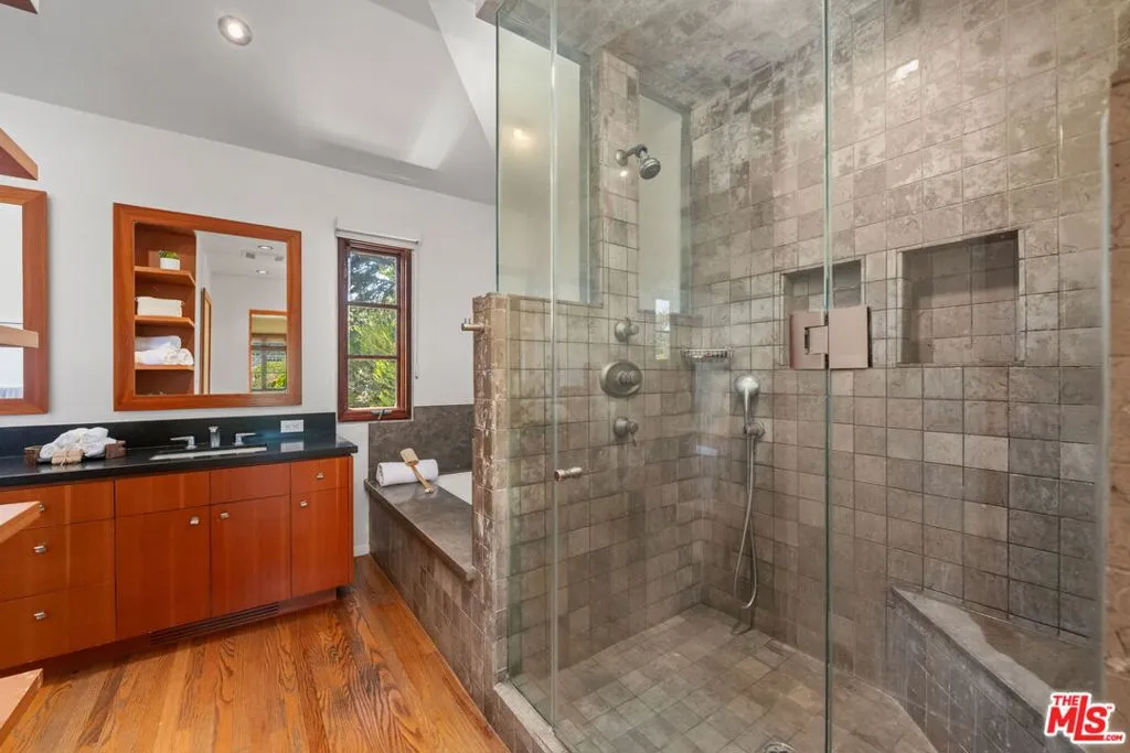 Santa Monica, California 90402, United States, 6 Bedrooms Bedrooms, ,4 BathroomsBathrooms,Residential,Active,127371