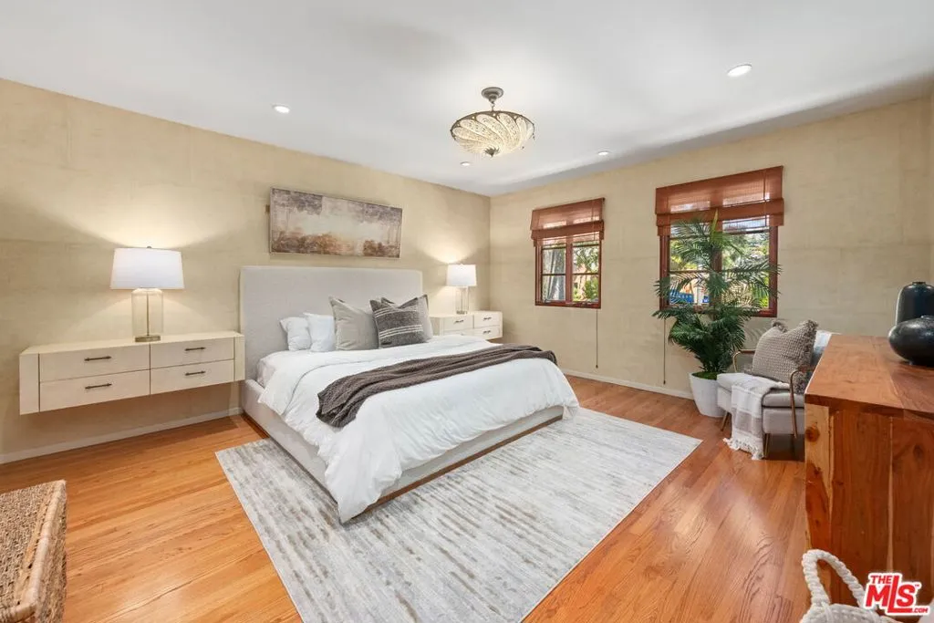 Santa Monica, California 90402, United States, 6 Bedrooms Bedrooms, ,4 BathroomsBathrooms,Residential,Active,127371