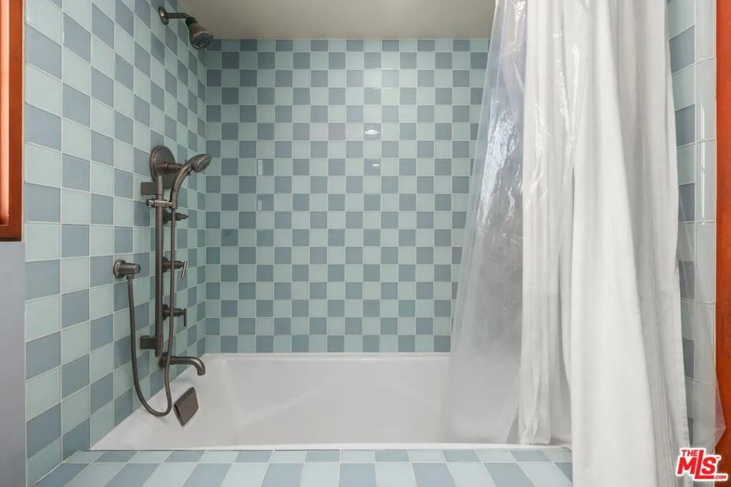 Santa Monica, California 90402, United States, 6 Bedrooms Bedrooms, ,4 BathroomsBathrooms,Residential,Active,127371