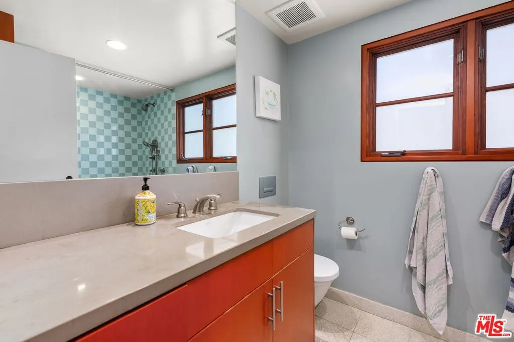 Santa Monica, California 90402, United States, 6 Bedrooms Bedrooms, ,4 BathroomsBathrooms,Residential,Active,127371