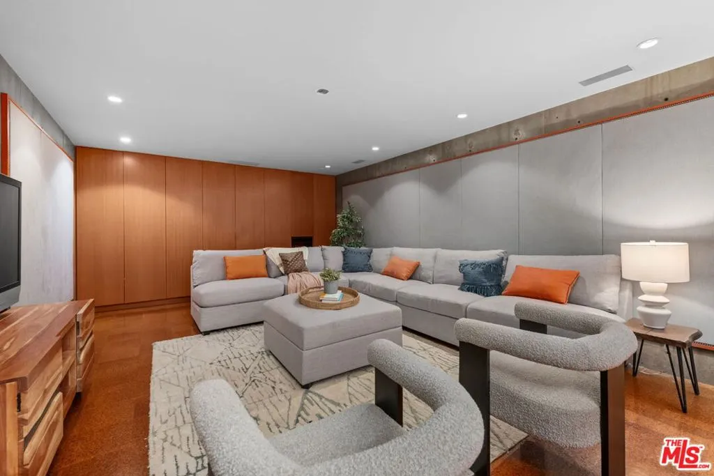 Santa Monica, California 90402, United States, 6 Bedrooms Bedrooms, ,4 BathroomsBathrooms,Residential,Active,127371