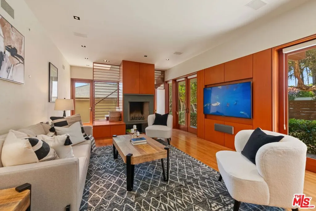 Santa Monica, California 90402, United States, 6 Bedrooms Bedrooms, ,4 BathroomsBathrooms,Residential,Active,127371