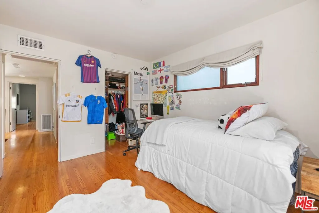 Santa Monica, California 90402, United States, 6 Bedrooms Bedrooms, ,4 BathroomsBathrooms,Residential,Active,127371