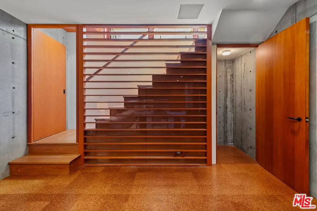 Santa Monica, California 90402, United States, 6 Bedrooms Bedrooms, ,4 BathroomsBathrooms,Residential,Active,127371