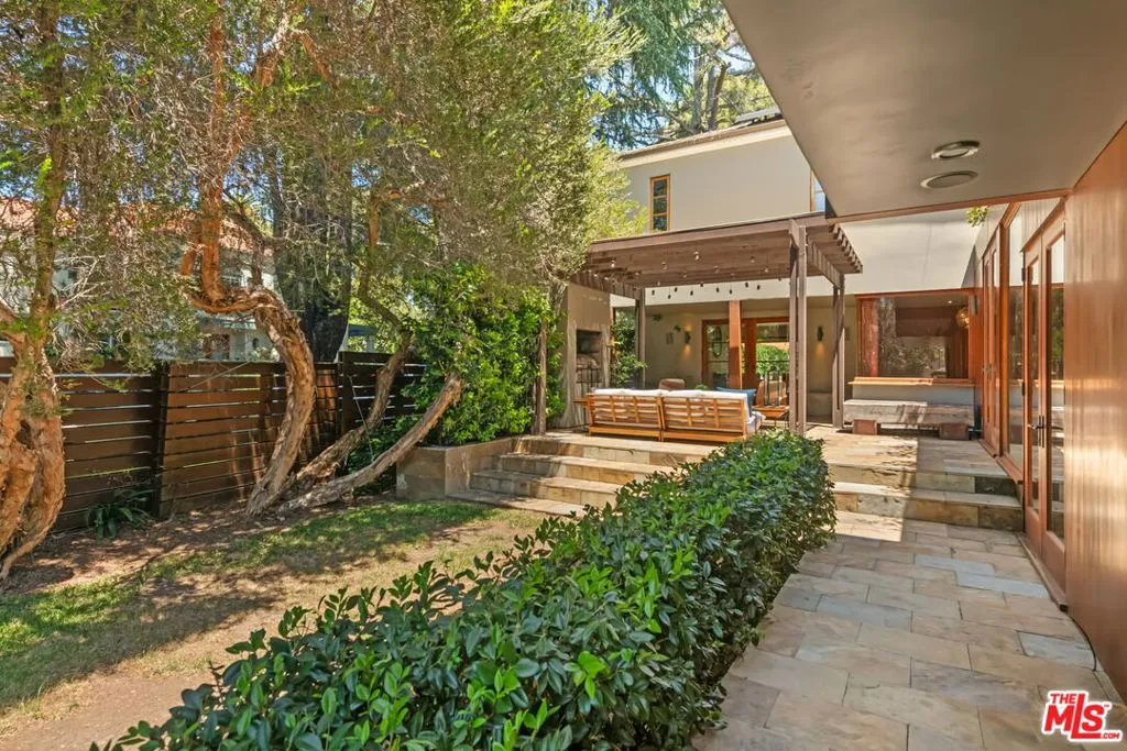 Santa Monica, California 90402, United States, 6 Bedrooms Bedrooms, ,4 BathroomsBathrooms,Residential,Active,127371