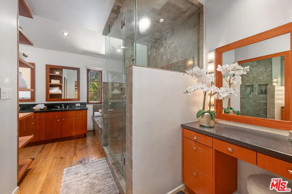 Santa Monica, California 90402, United States, 6 Bedrooms Bedrooms, ,4 BathroomsBathrooms,Residential,Active,127371