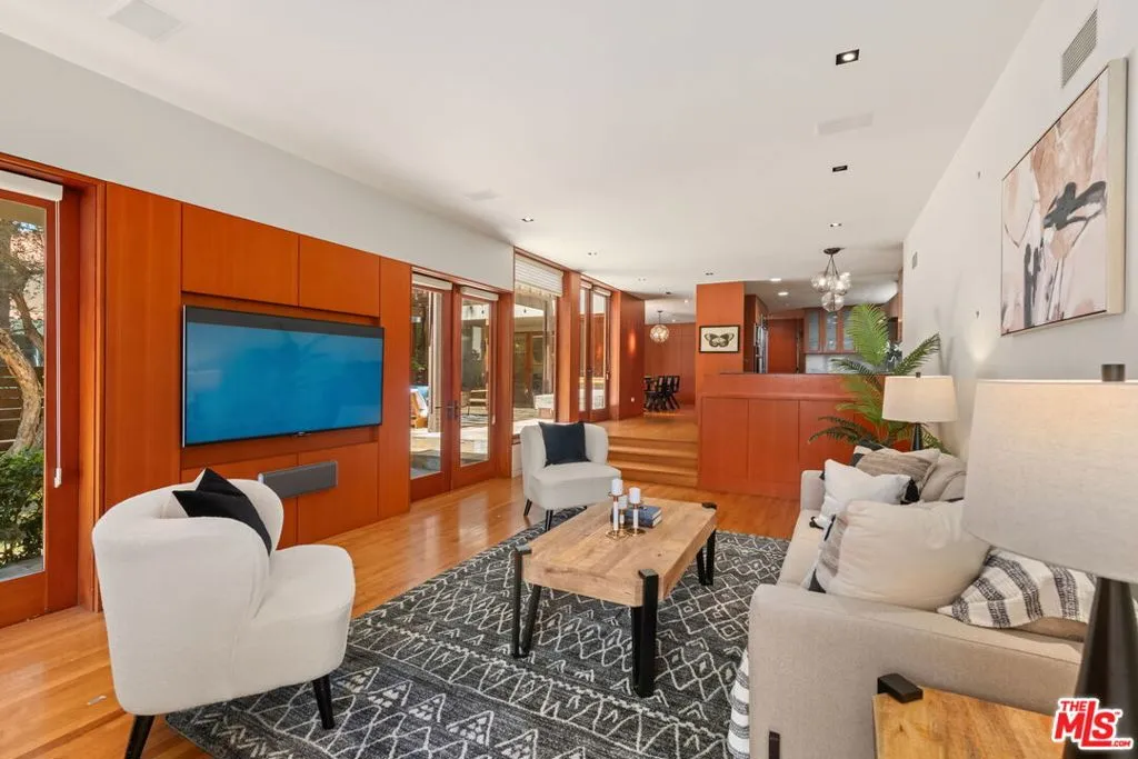 Santa Monica, California 90402, United States, 6 Bedrooms Bedrooms, ,4 BathroomsBathrooms,Residential,Active,127371