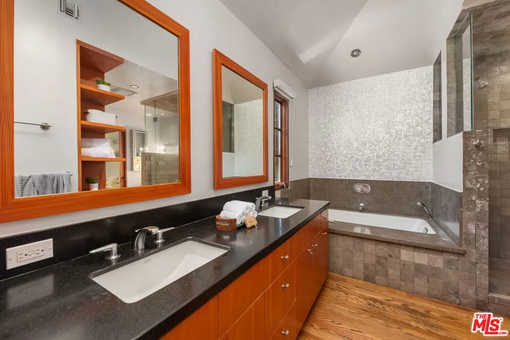 Santa Monica, California 90402, United States, 6 Bedrooms Bedrooms, ,4 BathroomsBathrooms,Residential,Active,127371