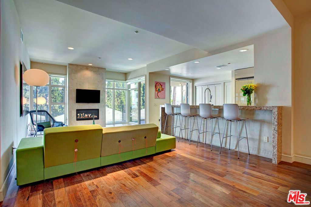 Properties 2 447 N Doheny Drive 304