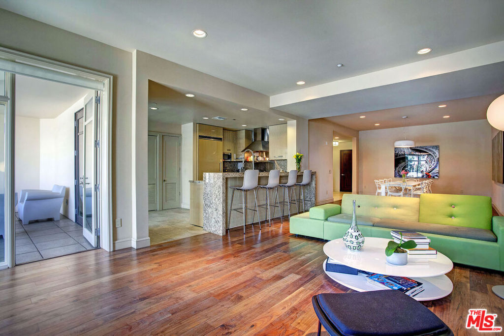 Properties 4 447 N Doheny Drive 304