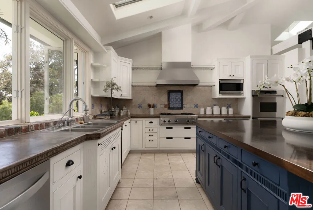 Santa Barbara, California 93108, United States, 4 Bedrooms Bedrooms, ,5 BathroomsBathrooms,Residential,Active,117929