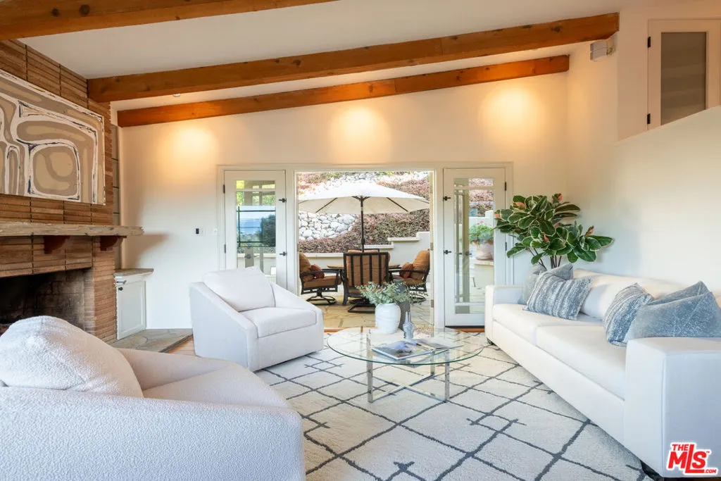 Studio City, California 91604, United States, 2 Bedrooms Bedrooms, ,1 BathroomBathrooms,Residential,Pending,105687