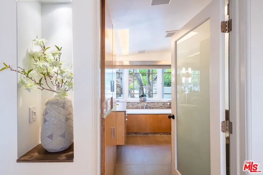 Studio City, California 91604, United States, 2 Bedrooms Bedrooms, ,1 BathroomBathrooms,Residential,Pending,105687