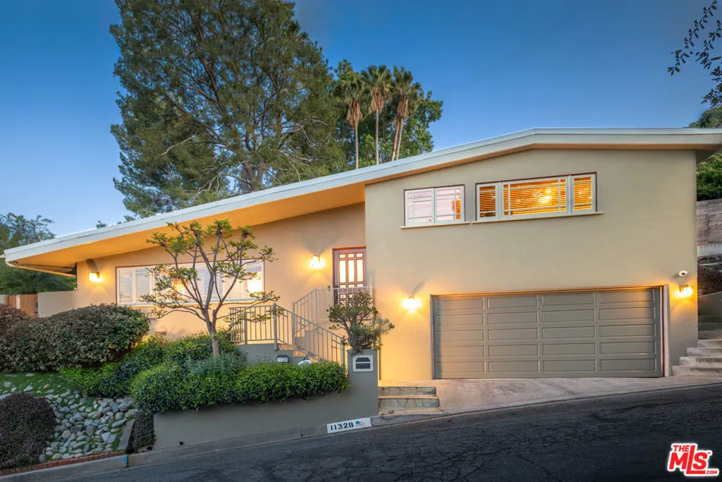 Studio City, California 91604, United States, 2 Bedrooms Bedrooms, ,1 BathroomBathrooms,Residential,Pending,105687