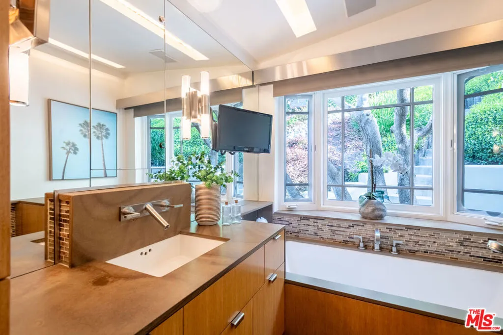 Studio City, California 91604, United States, 2 Bedrooms Bedrooms, ,1 BathroomBathrooms,Residential,Pending,105687