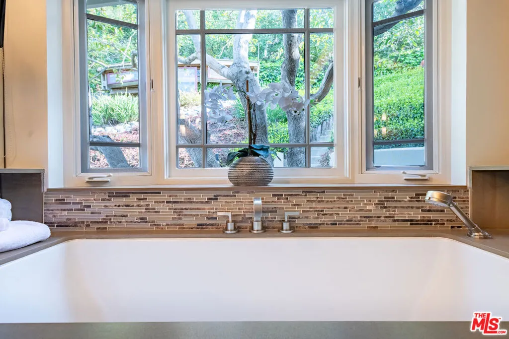 Studio City, California 91604, United States, 2 Bedrooms Bedrooms, ,1 BathroomBathrooms,Residential,Pending,105687