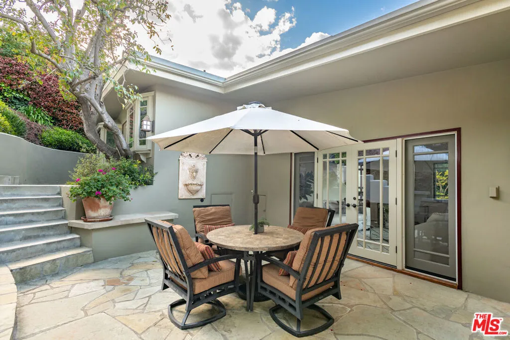 Studio City, California 91604, United States, 2 Bedrooms Bedrooms, ,1 BathroomBathrooms,Residential,Pending,105687