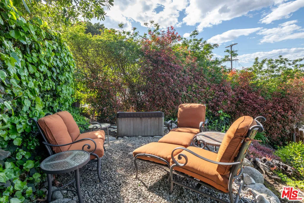 Studio City, California 91604, United States, 2 Bedrooms Bedrooms, ,1 BathroomBathrooms,Residential,Pending,105687