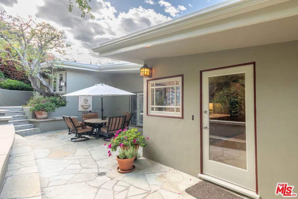 Studio City, California 91604, United States, 2 Bedrooms Bedrooms, ,1 BathroomBathrooms,Residential,Pending,105687