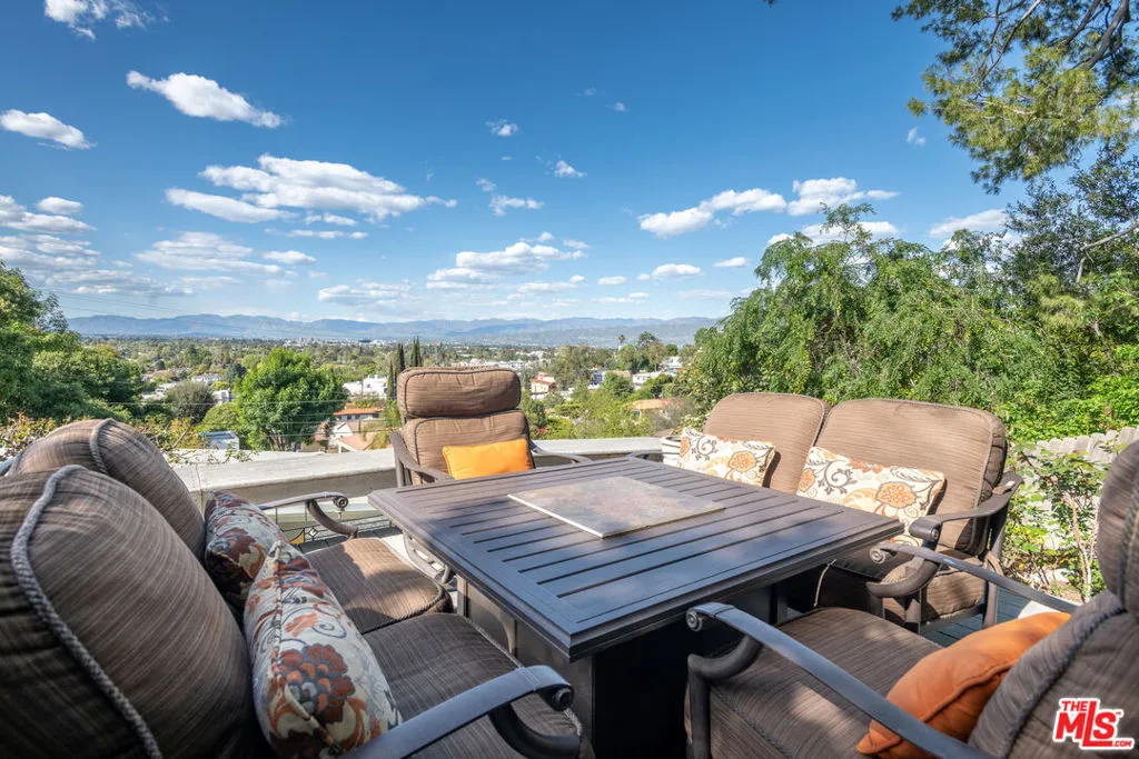 Studio City, California 91604, United States, 2 Bedrooms Bedrooms, ,1 BathroomBathrooms,Residential,Pending,105687