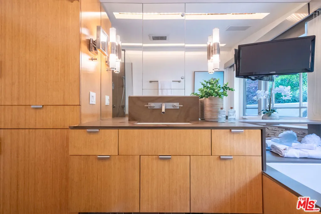 Studio City, California 91604, United States, 2 Bedrooms Bedrooms, ,1 BathroomBathrooms,Residential,Pending,105687