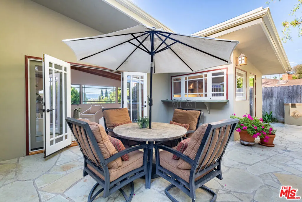 Studio City, California 91604, United States, 2 Bedrooms Bedrooms, ,1 BathroomBathrooms,Residential,Pending,105687