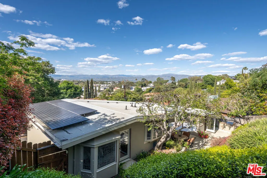 Studio City, California 91604, United States, 2 Bedrooms Bedrooms, ,1 BathroomBathrooms,Residential,Pending,105687