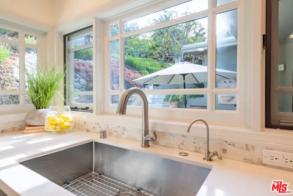 Studio City, California 91604, United States, 2 Bedrooms Bedrooms, ,1 BathroomBathrooms,Residential,Pending,105687