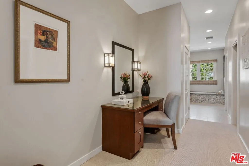 Santa Monica, California 90402, United States, 5 Bedrooms Bedrooms, ,6 BathroomsBathrooms,Residential,Pending,108706