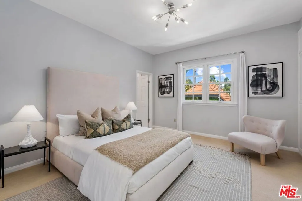 Santa Monica, California 90402, United States, 5 Bedrooms Bedrooms, ,6 BathroomsBathrooms,Residential,Pending,108706