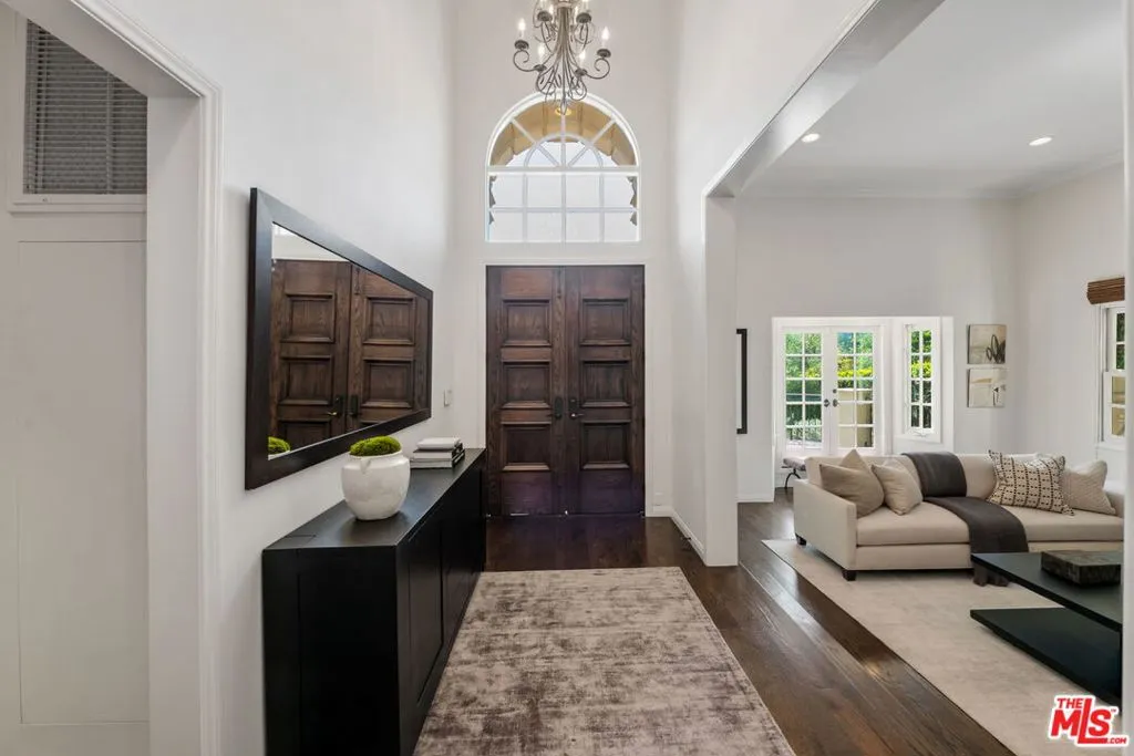 Santa Monica, California 90402, United States, 5 Bedrooms Bedrooms, ,6 BathroomsBathrooms,Residential,Pending,108706