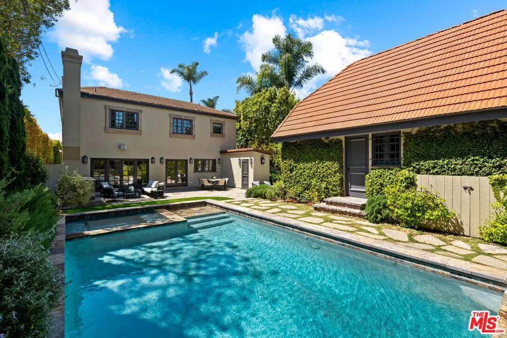 Santa Monica, California 90402, United States, 5 Bedrooms Bedrooms, ,6 BathroomsBathrooms,Residential,Pending,108706