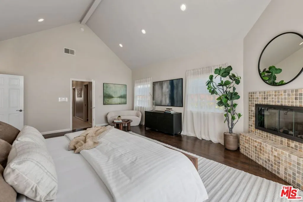 Santa Monica, California 90402, United States, 5 Bedrooms Bedrooms, ,6 BathroomsBathrooms,Residential,Pending,108706