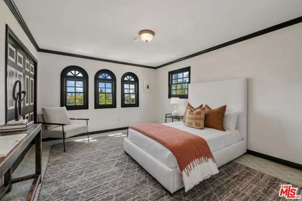 Santa Monica, California 90402, United States, 5 Bedrooms Bedrooms, ,6 BathroomsBathrooms,Residential,Pending,108706